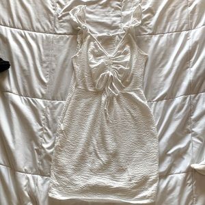 Cute white dress with cutout